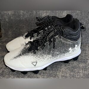 Under Armour Kids' Black and White football cleats Sz 4.5
